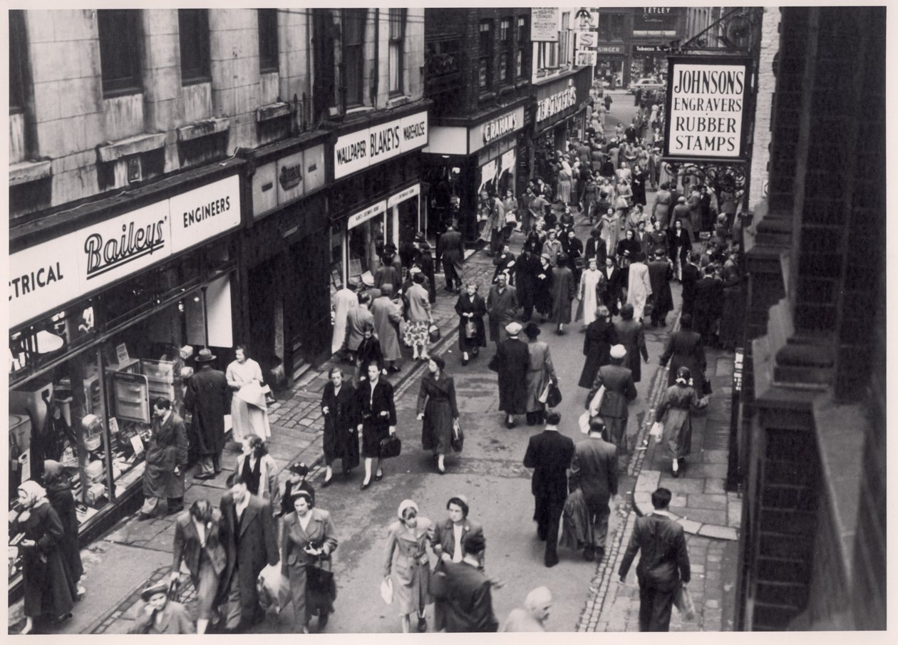 Utsikt över shoppare på Trinity Street, Leeds, 1956 av English Photographer