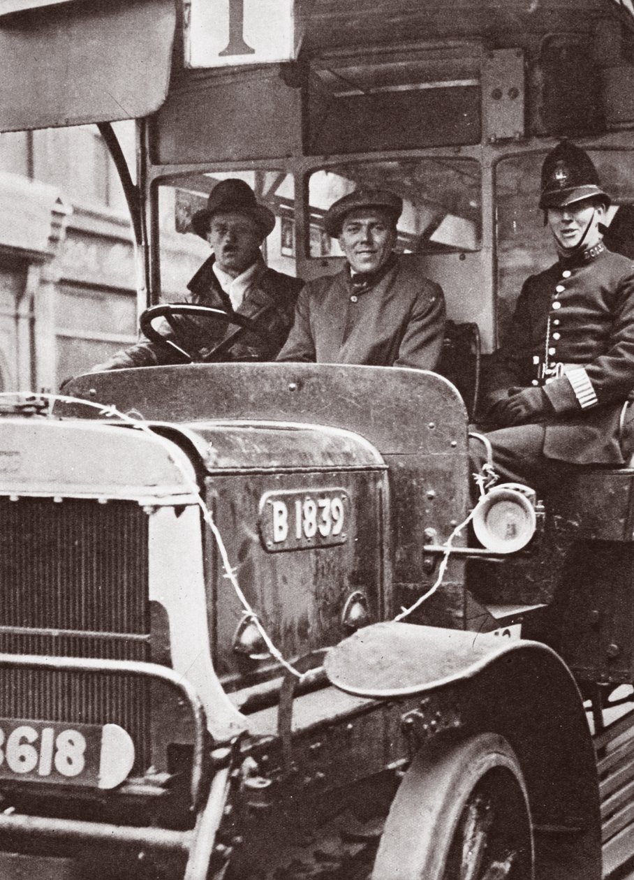 Frivilligtransport och deras polisskydd, maj 1926 av English Photographer