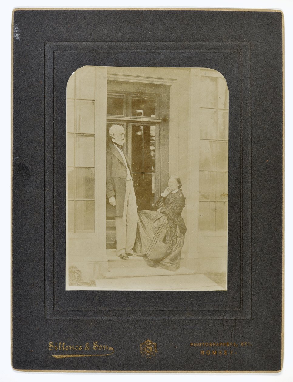 VI. Nightingale och Frances Parthenope, Lady Verney, ca 1870 av English Photographer