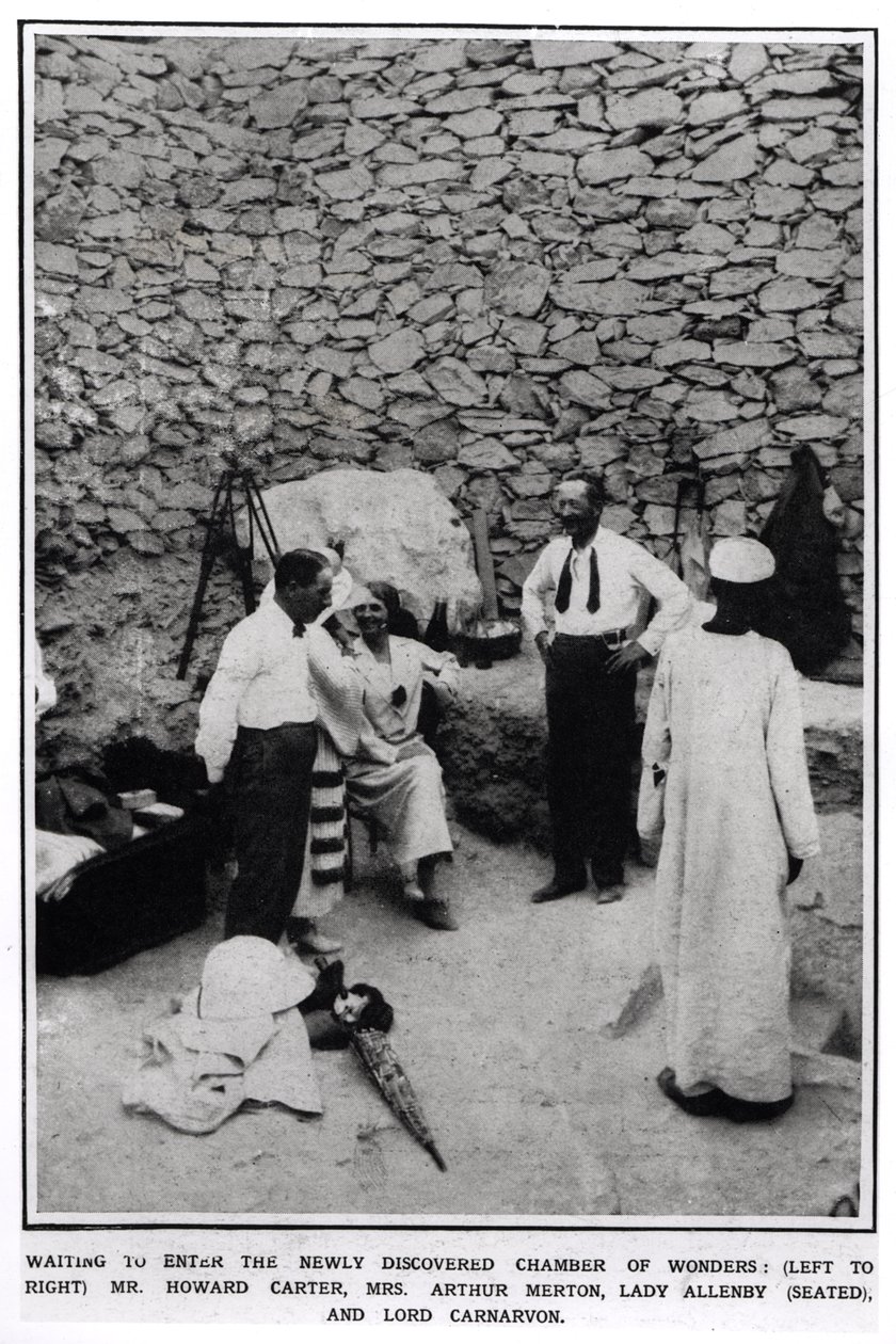 Waiting to Enter the Newly Discovered Chamber of Wonders (L till R) Howard Carter (1874-1939) Mrs Arthur Merton, Lady Allenby (sittande) och Lord Carnarvon (1866-1923) från The Illustrated London News, 16 av English Photographer