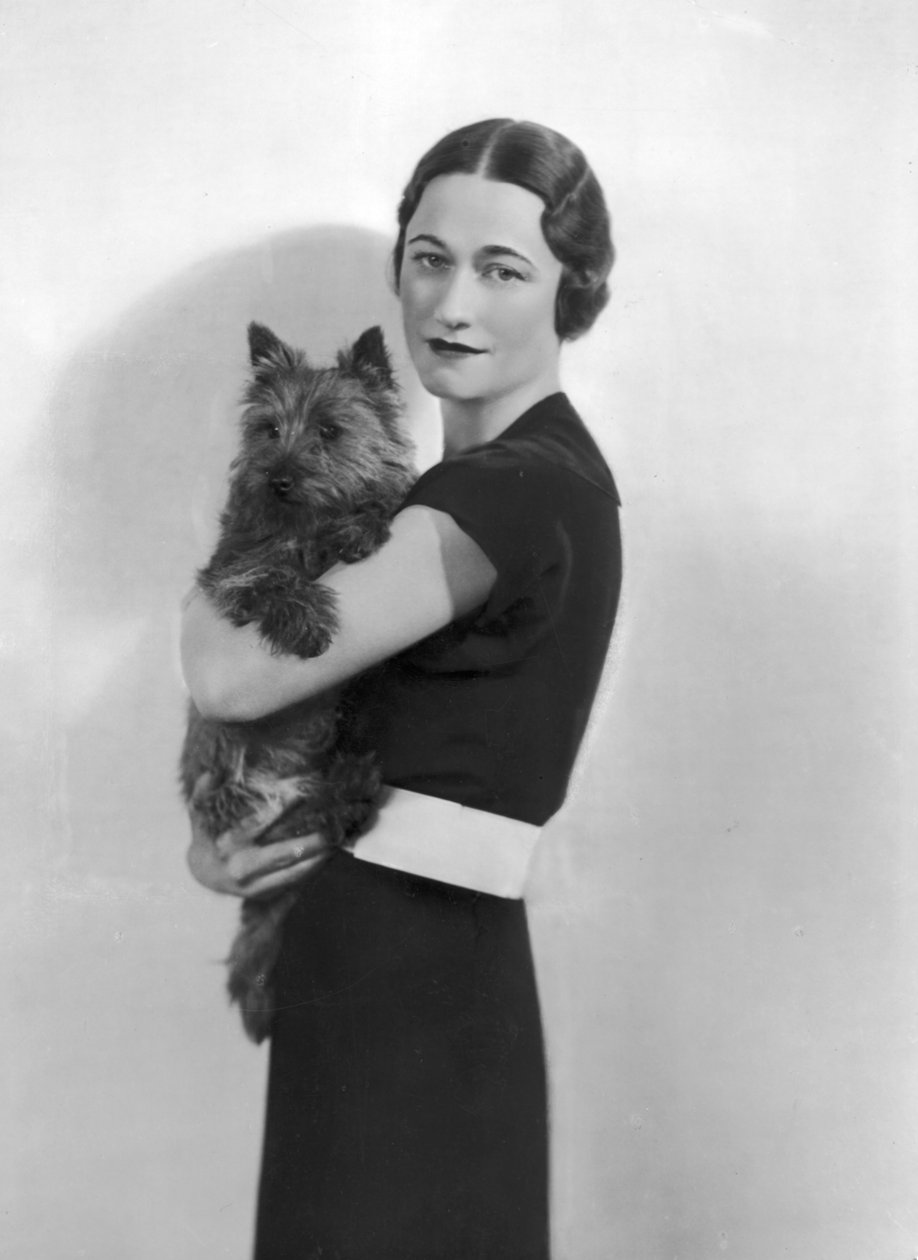 Wallis Simpson med sin hund, 1935 av English Photographer
