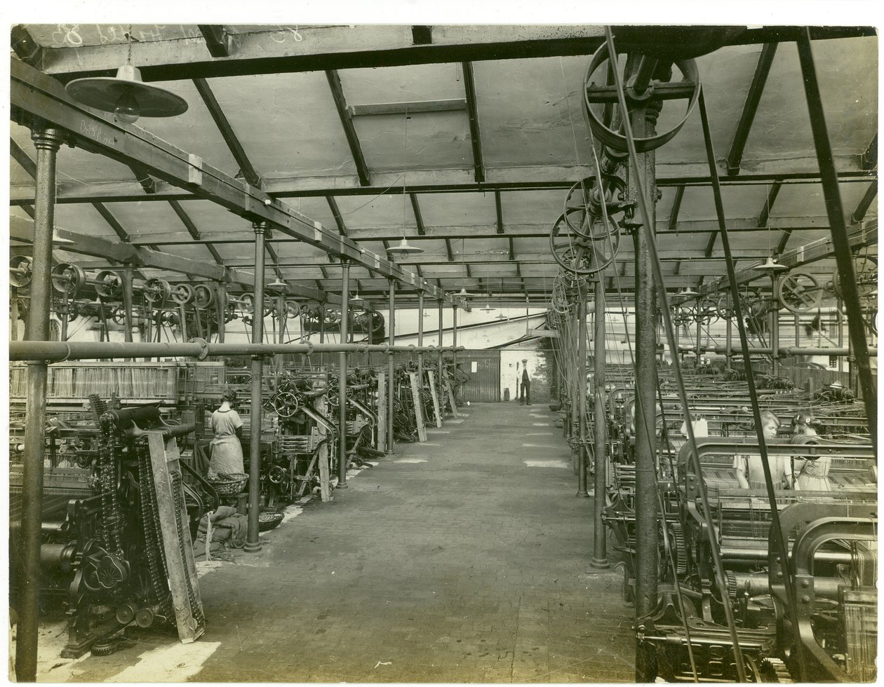 Vävskjul, Long Meadow mill, 1923 av English Photographer