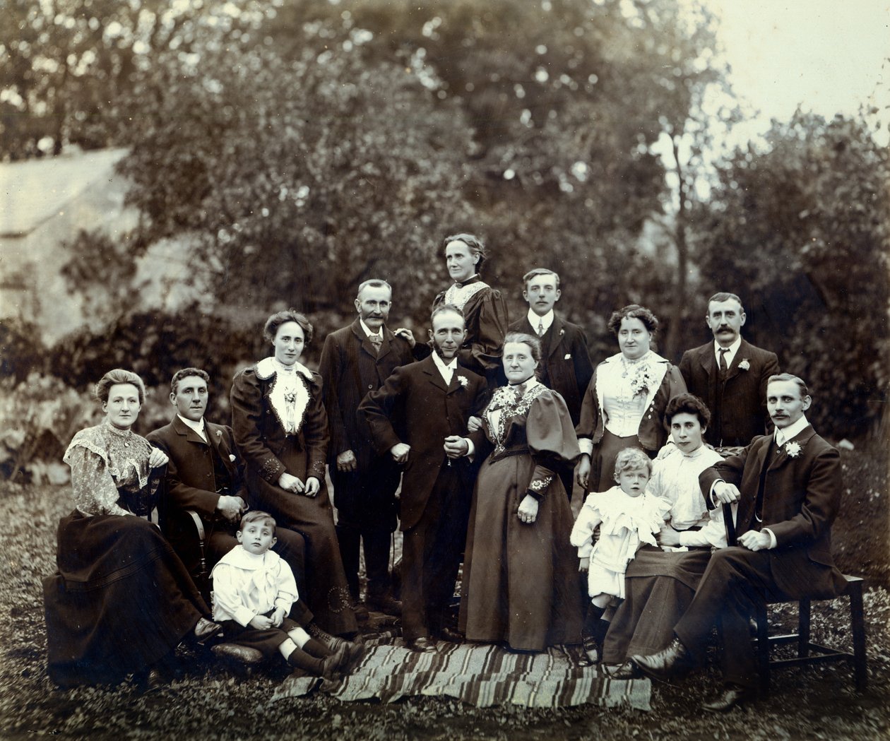 Bröllopsgrupp, Trowbridge, Wiltshire, England, ca 1900 av English Photographer