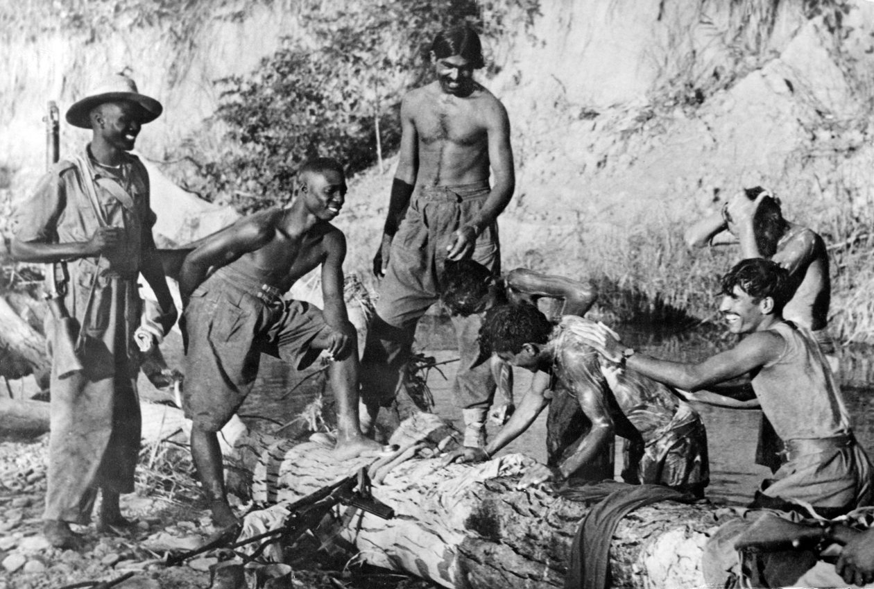 Västafrikanska och indiska trupper som badar i en bäck, 1944-45 av English Photographer