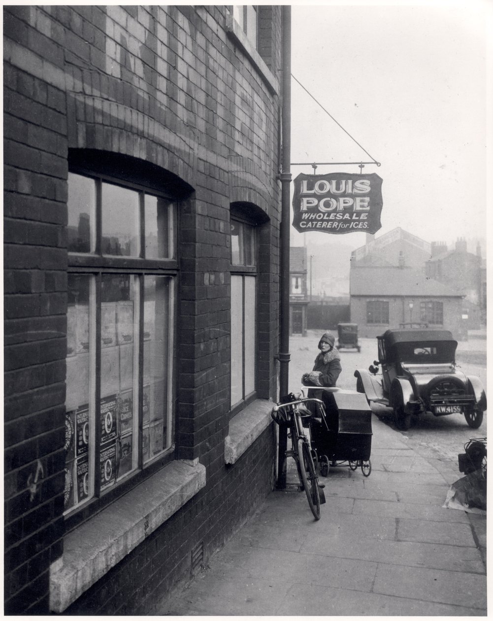 Kvinna med barnvagn utanför Louis Popes lokaler, Lady Lane, Leeds, 1931 av English Photographer