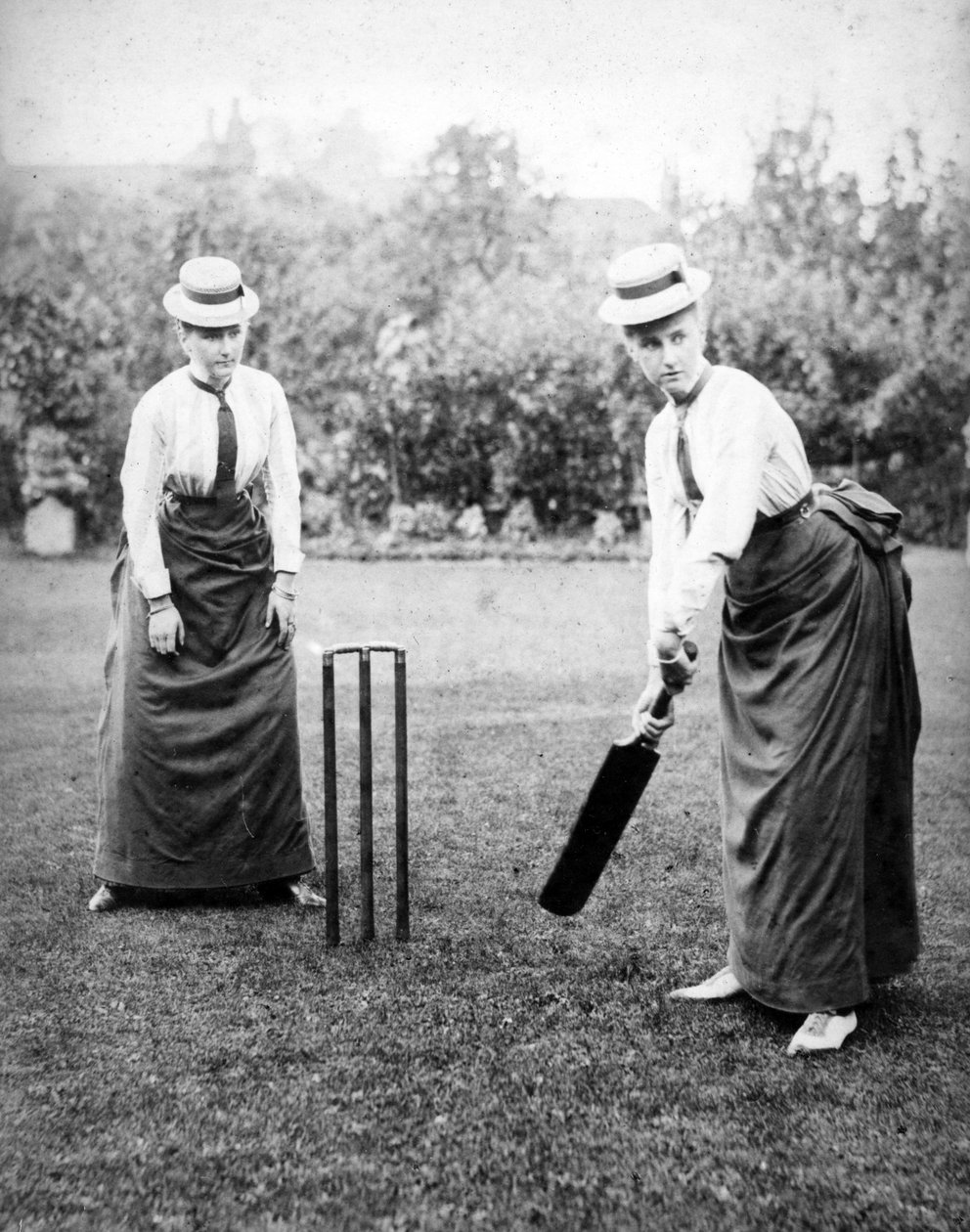 Kvinnor som spelar cricket, ca 1890 av English Photographer