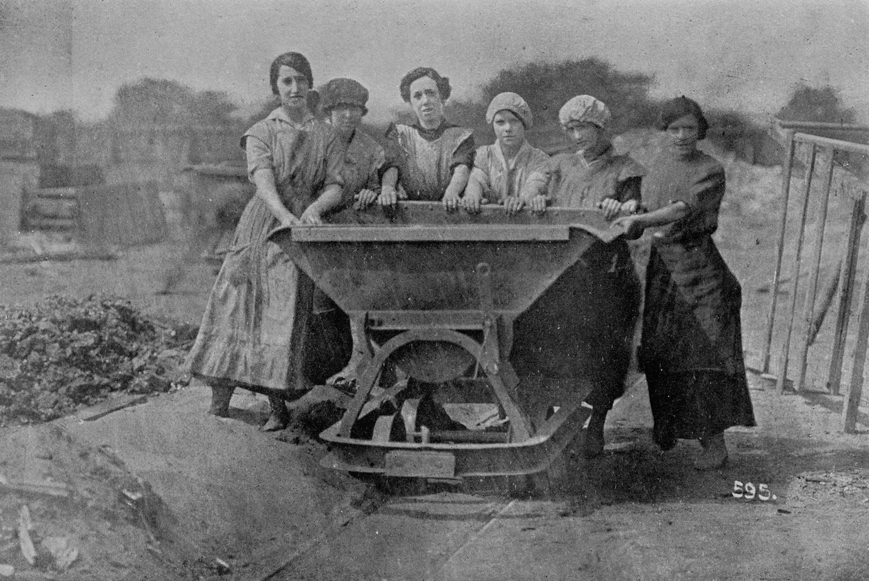 Kvinnor som transporterar avfall. War Office fotografi, 1916 av English Photographer