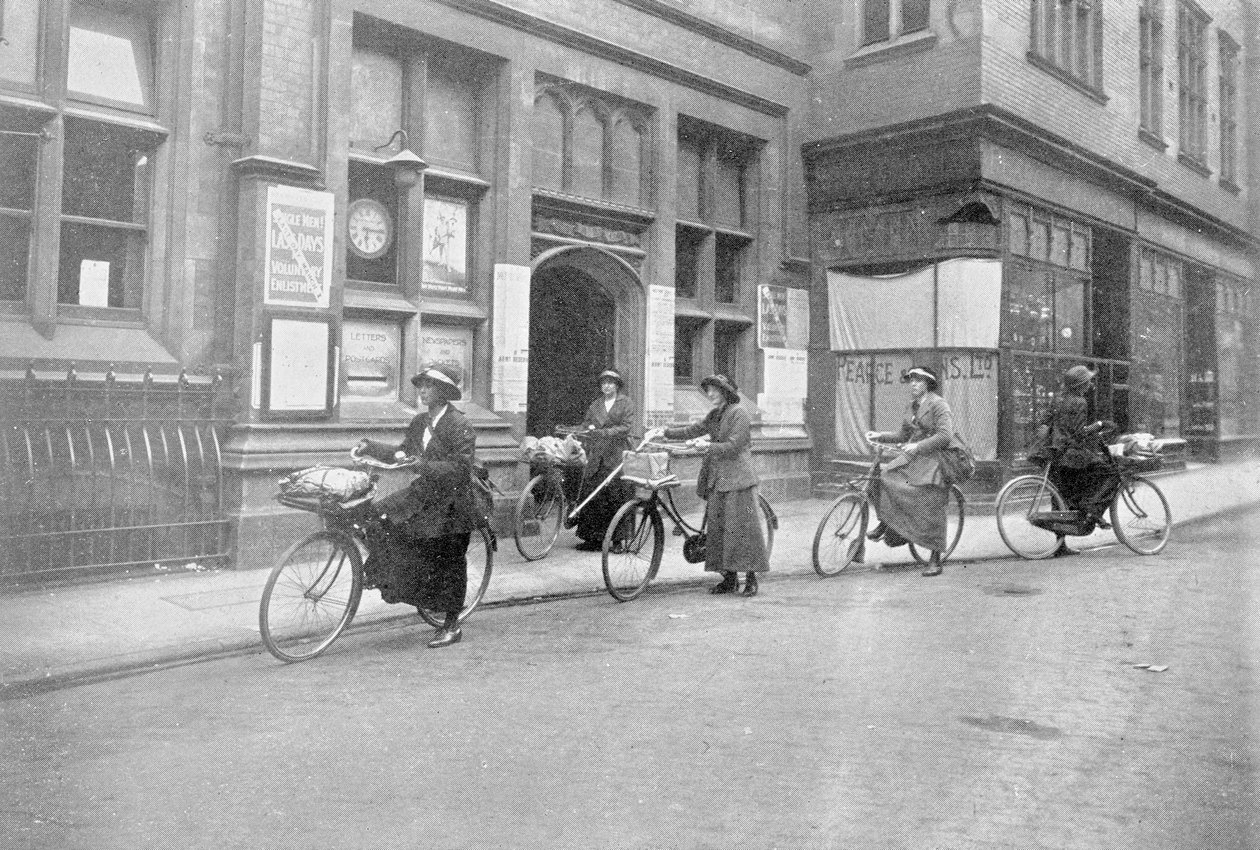Kvinnor som agerar brevbärare, fotografier från krigskontoret, 1916 av English Photographer