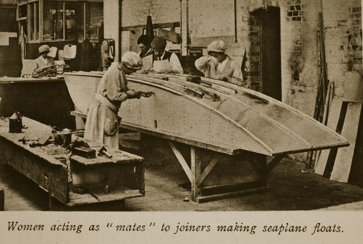 Kvinnor som agerar kompisar till snickare som tillverkar sjöflygplan, 1914-19 av English Photographer