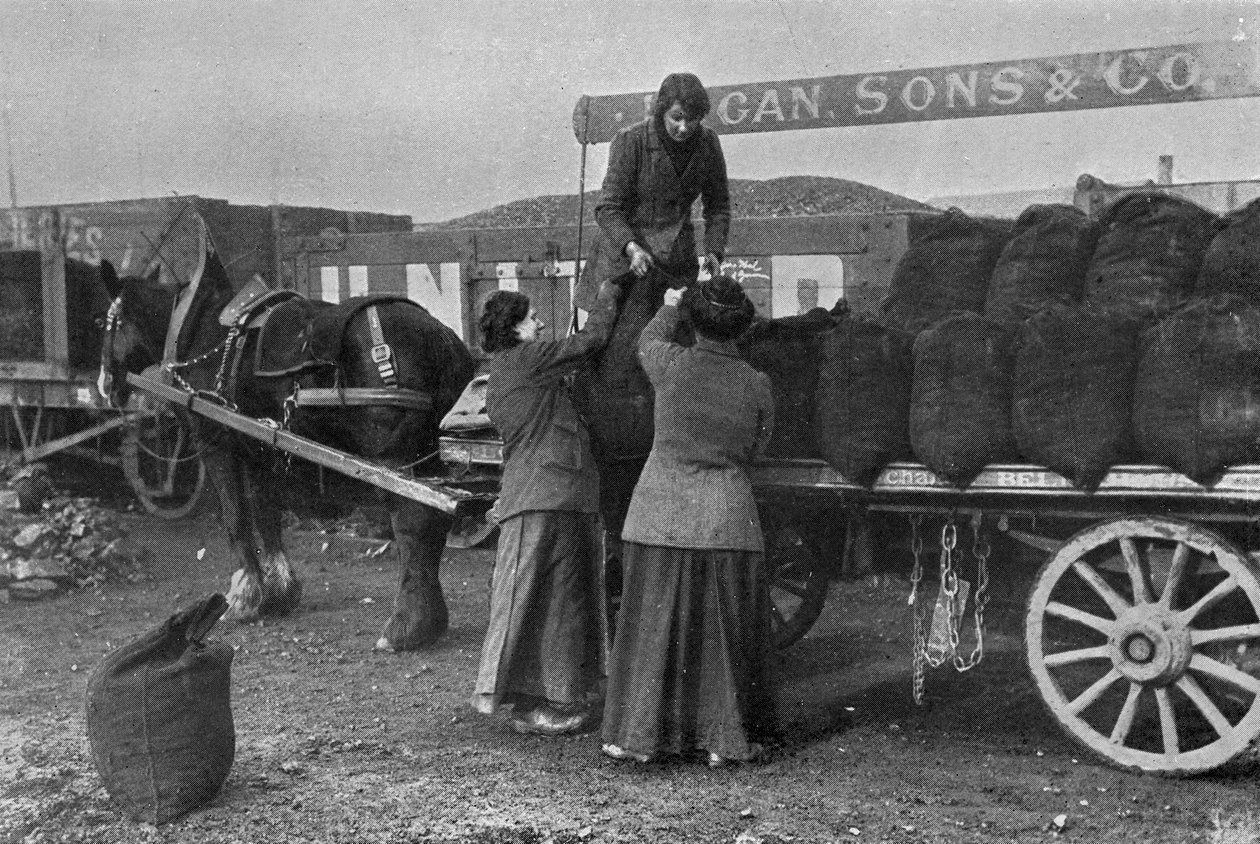 Kvinder som Kularbejdere, Krigskontorfotografier, 1916 swed av English Photographer