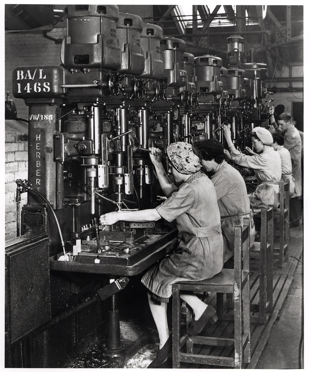 Kvinnor på jobbet, borrar och brotschar flygplansvingar för Blackburn Aircraft, Olympia Works, Leeds, ca 1939-45 av English Photographer
