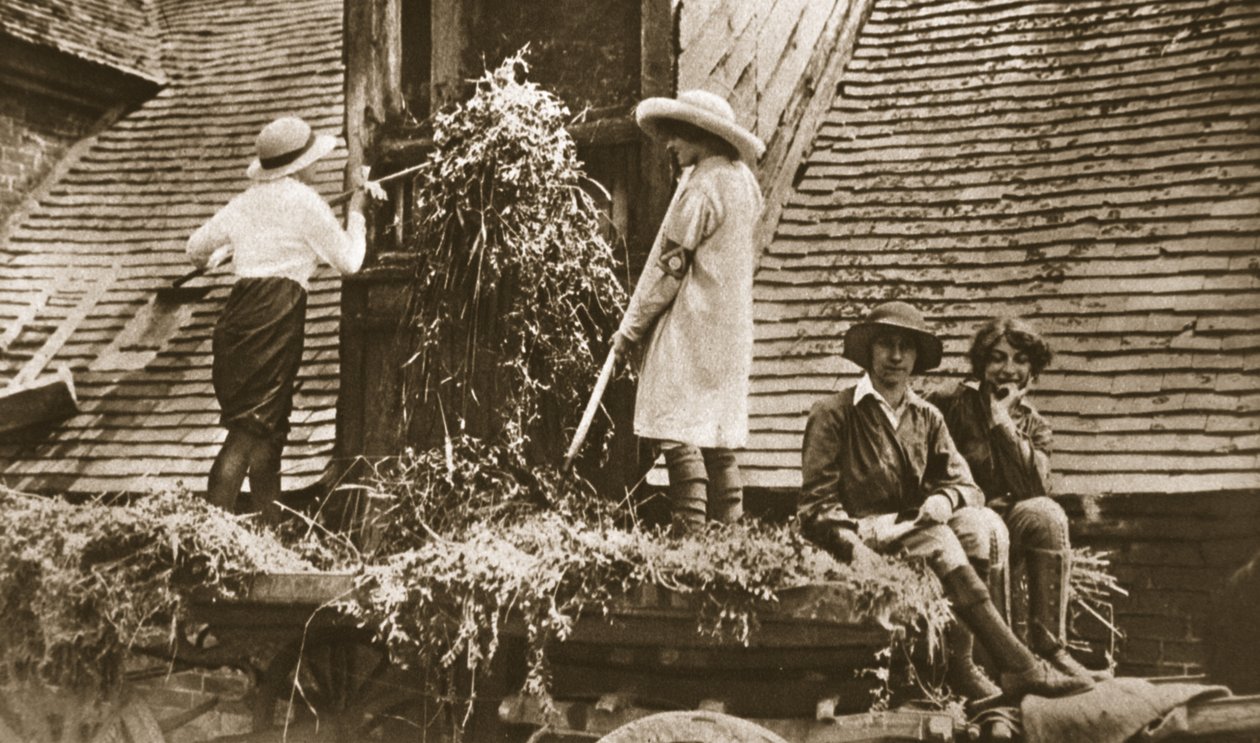 Kvinnor på landet: några intressanta scener i Evesham, från The Illustrated War News, 21 juni 1916 (sepiafoto) av English Photographer