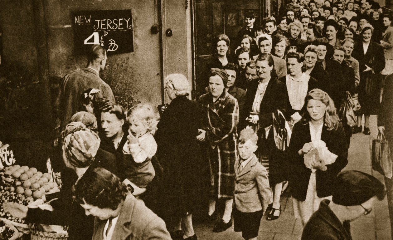 Kvinnor köar vid ett frukt- och gröntstånd i London, juni 1947 av English Photographer