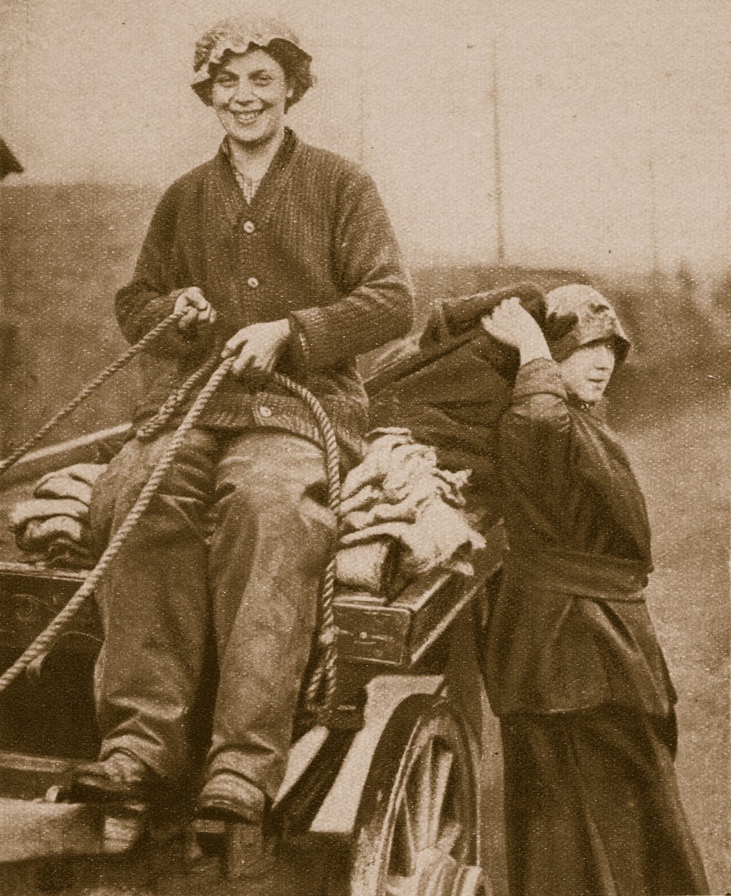 Kvinnor arbetar med vagn, 1914-19 av English Photographer