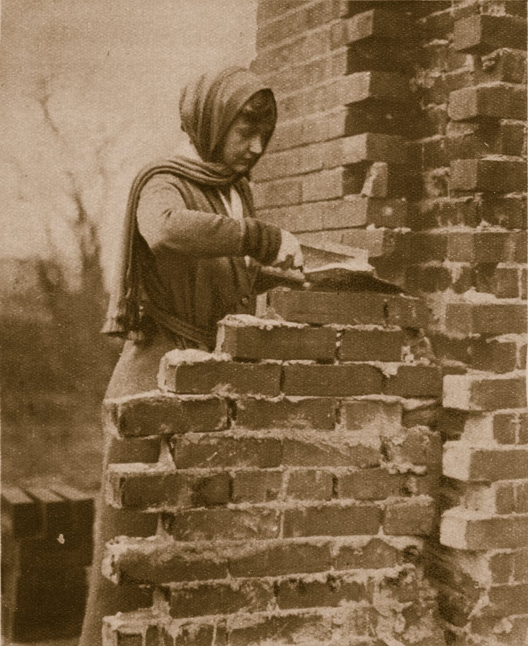 Kvinnor arbetar med att lägga en tegelvägg, 1914-19 av English Photographer