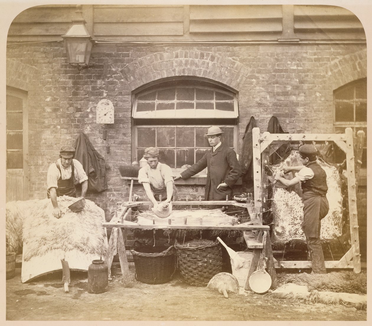 Arbetare som tillverkar fårskinnsmattor, ca 1861-62 (sepiafoto) (se även 221845) av English Photographer