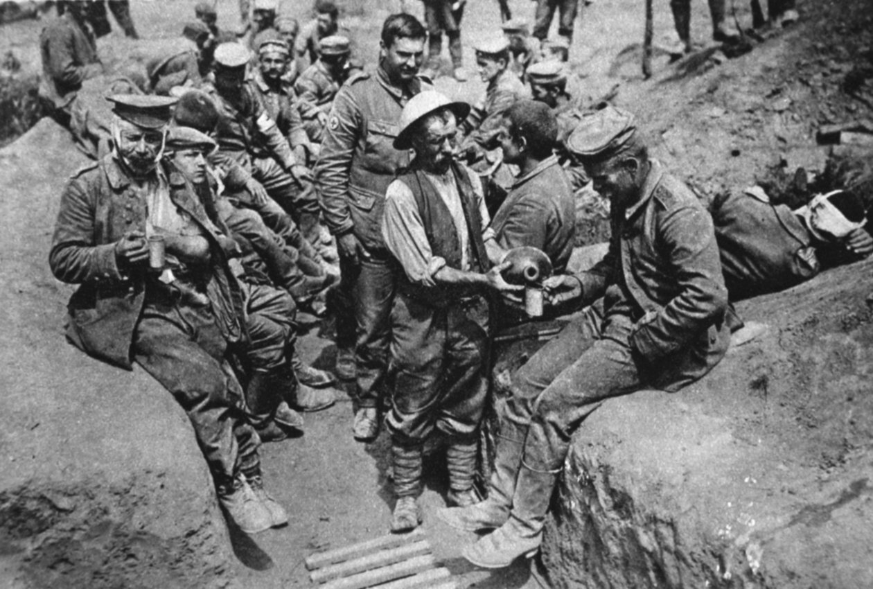 Sårade tyska fångar: en soldat som distribuerar vatten, från The Illustrated War News, 18 augusti 1916 av English Photographer