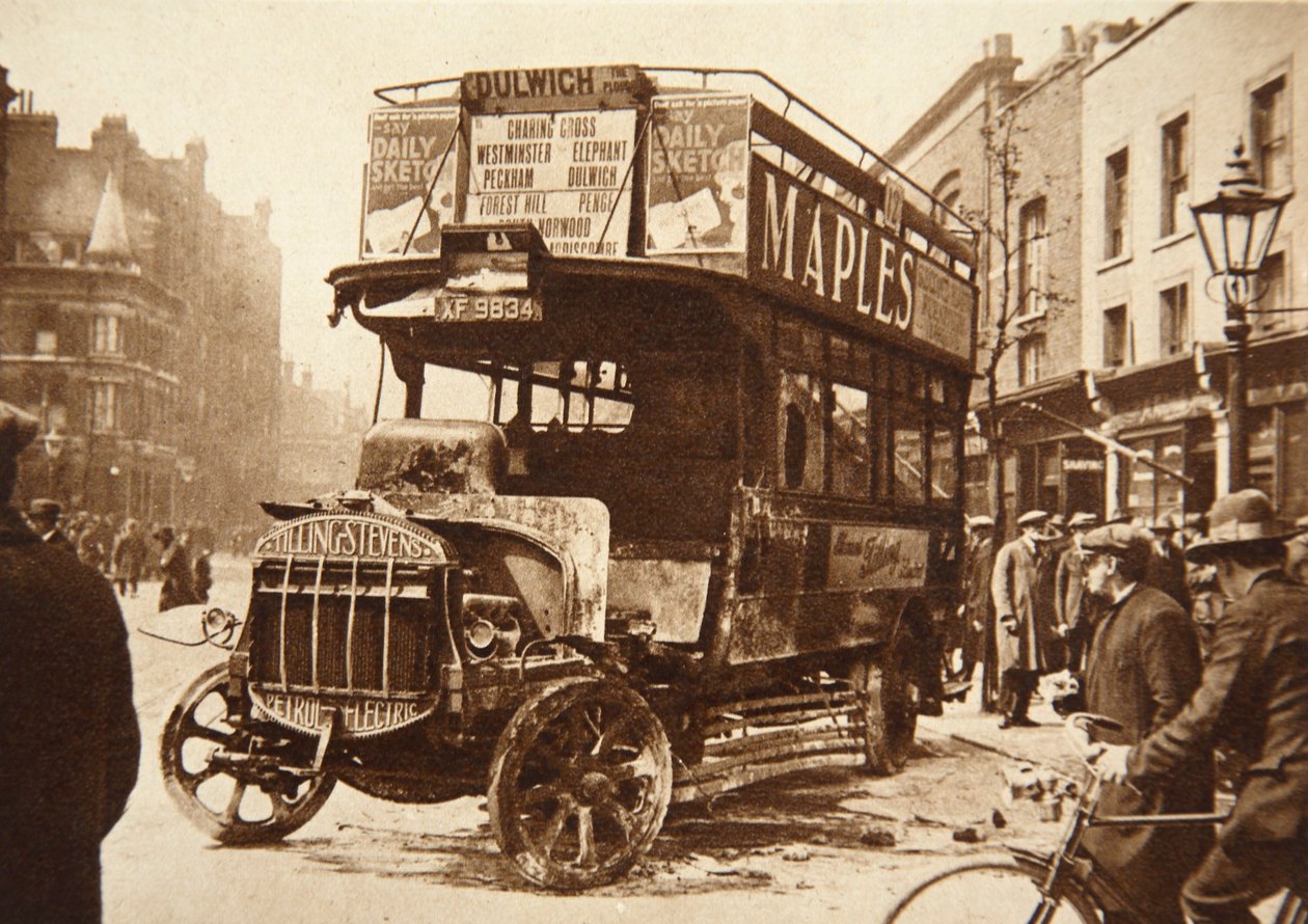 Vraket av en buss som hade antänts av strejkande i södra London, 1926 av English Photographer