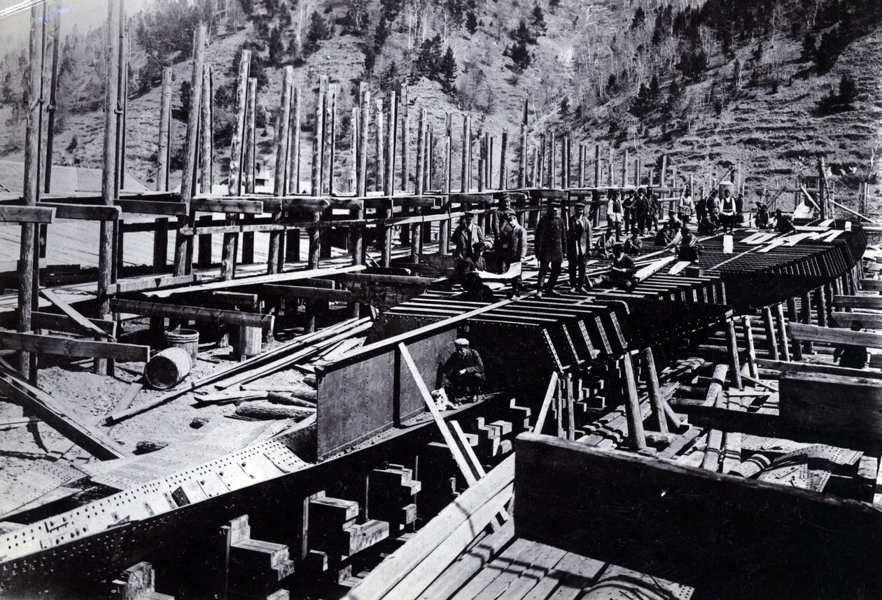 Gård nr. 647, Baikal. Visar den isbrytande tågfärjeångaren Baikal under konstruktion vid Bajkalsjön, 1896 av English Photographer