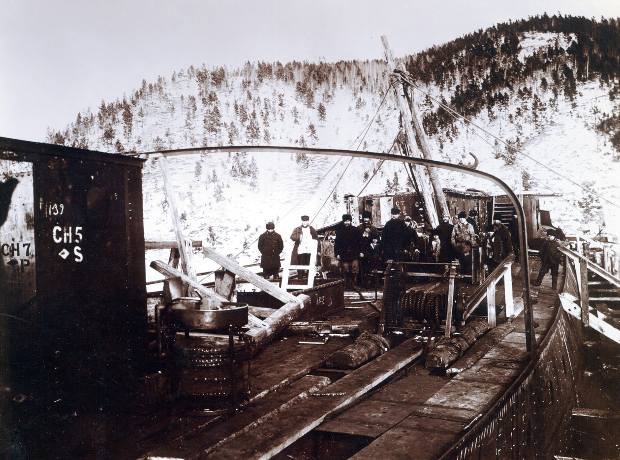 Gård nr. 647, Baikal. Visar arbetare på däcket av den isbrytande tågfärjeångaren Baikal under rekonstruktion vid Baikalsjön av English Photographer