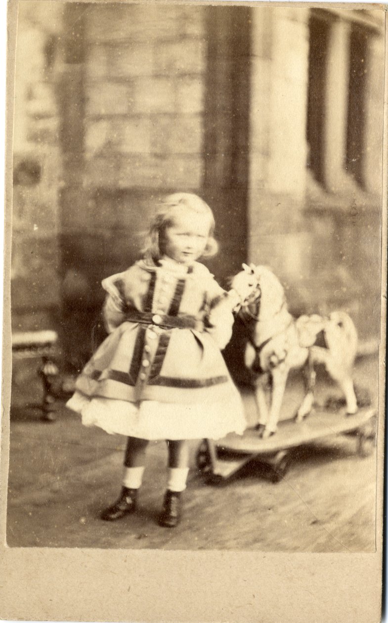Ung flicka med sin utdragbara leksakshäst, 1860-tal (albumintryck) av English Photographer