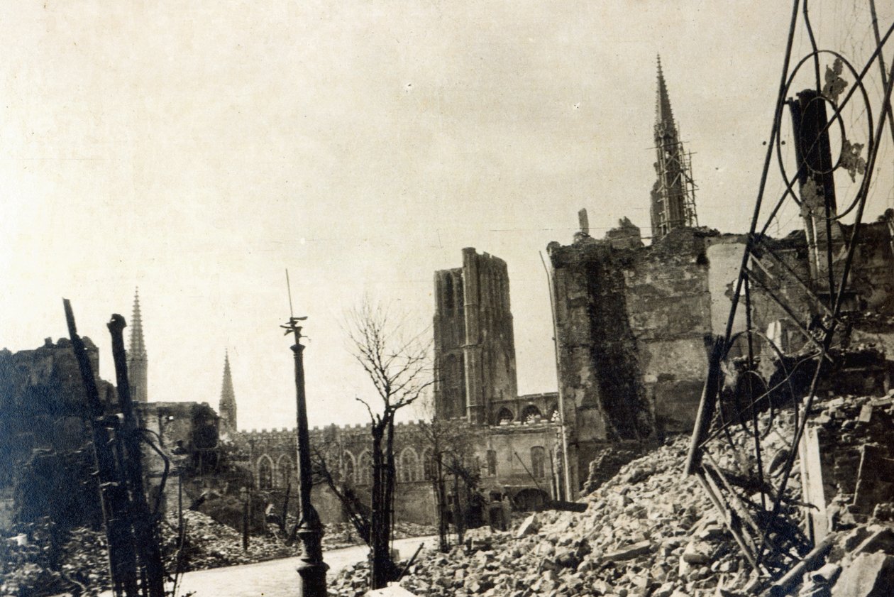 Ypres från Rue de Ville, juni 1915 av English Photographer