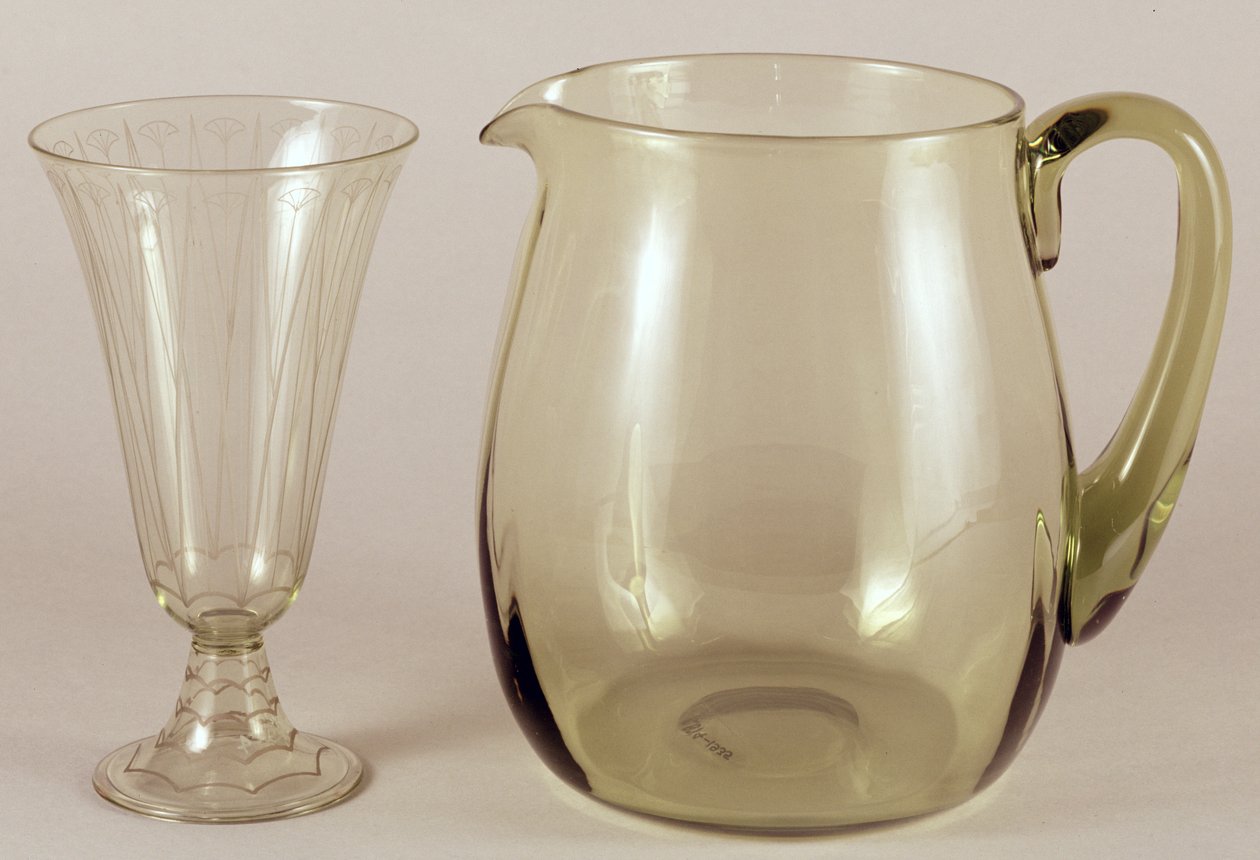 Syretsat vas av James Powell and Sons, 1913 och kanna designad av James Hogan för James Powell and Sons, 1935 (glas) av English School
