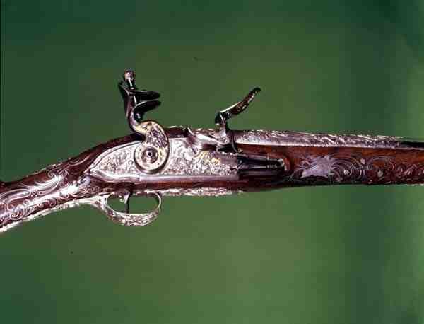 Luftpistol, av J.G. Kolbe, ca 1750 (valnöt med inläggningar av silver) av English School