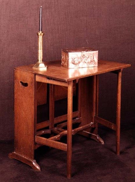 Arts and Crafts bord, kista och ljusstake, slutet av 1800-talet av English School