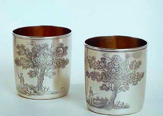 Beakers, George III, med vapensköld och ovanlig gravyr av skottscenen, ett par, gjorda av J.E. Edwards, 1812 (silver) av English School