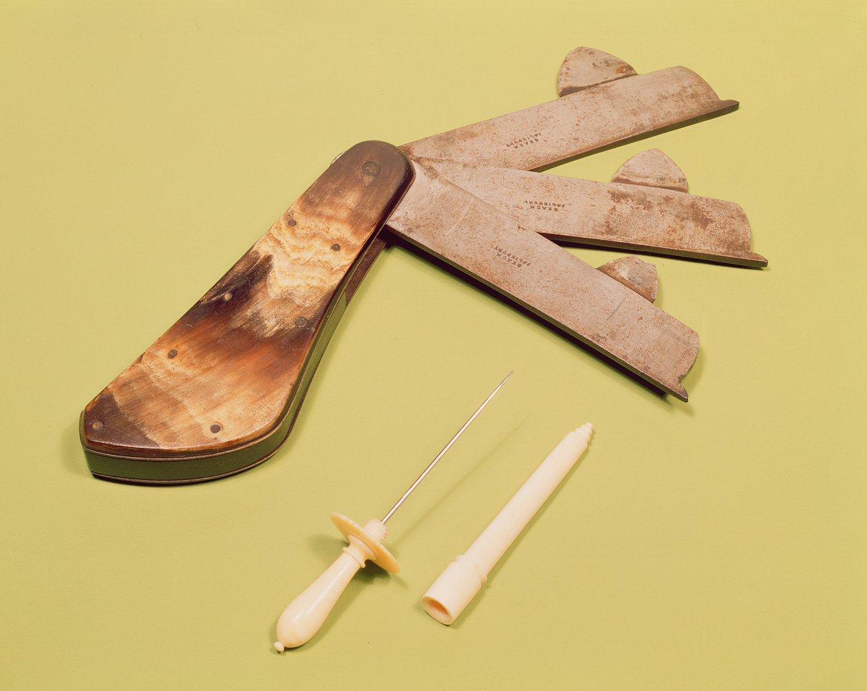 Blödande kniv med tre blad och blodprovsstift med elfenbenshandtag och lock, ca 1790 av English School