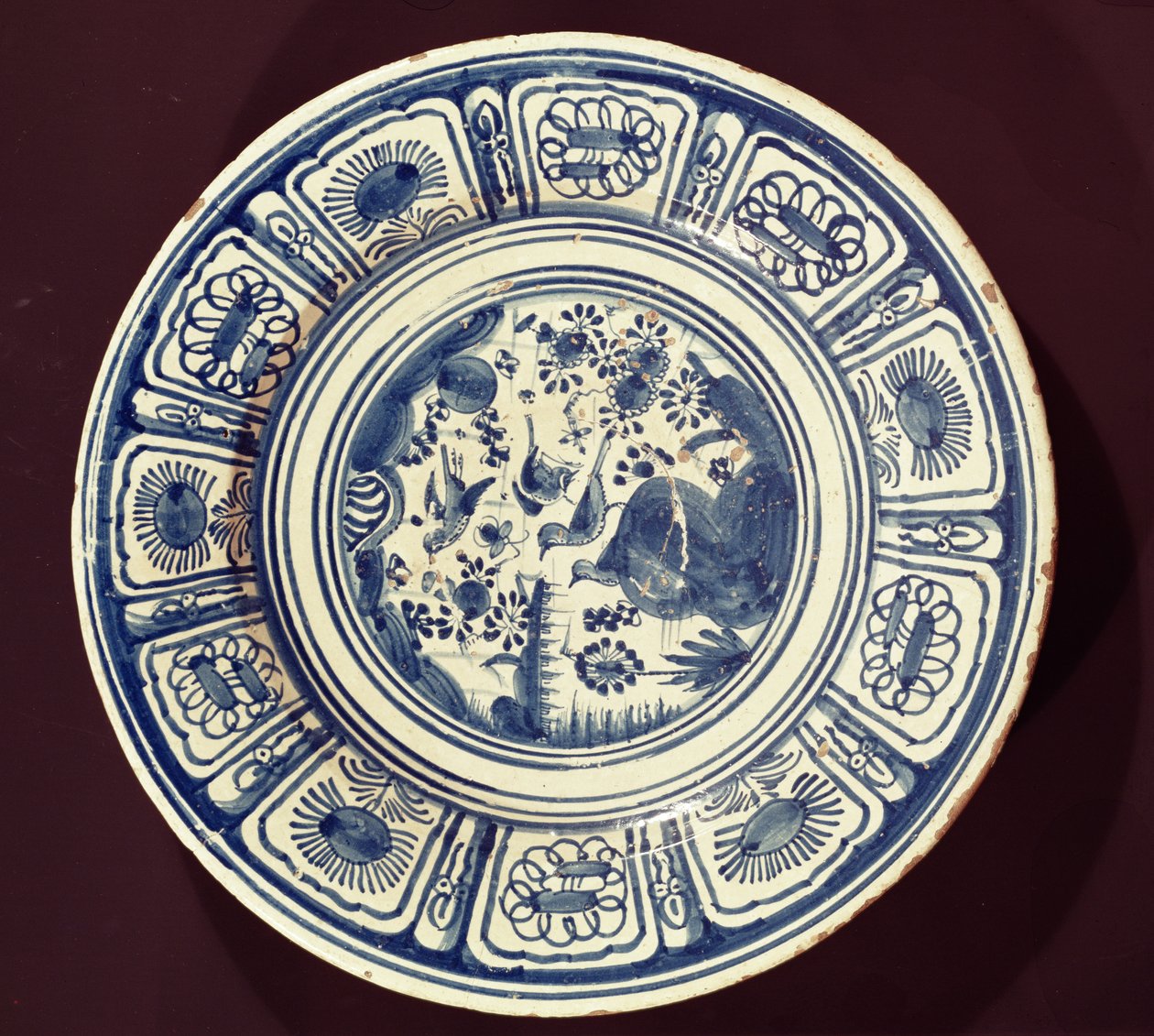 Blått fat, härrörande från en sen Ming-export, möjligen från Christian Wilhelm-fabriken, Southwark, London, ca 1635-40 (tennglaserat lergods) av English School