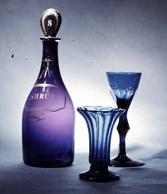 Blå vaniljsåsskål av glas, ca 1760; blått glaskaraff och vinglas med facettskuren skaft, c.1780 (glas) av English School