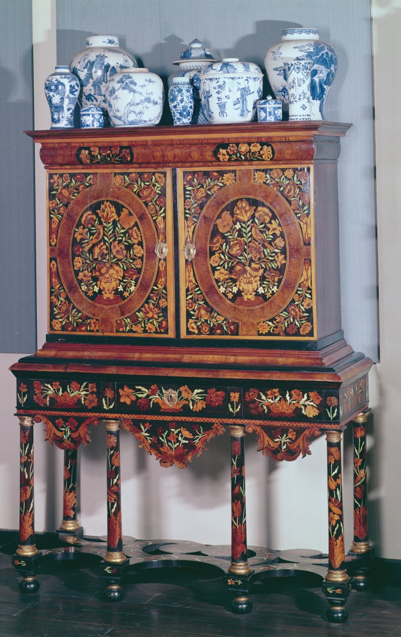 Skåp på stativ, 1685-1700 (valnöt med blommig intarsia av elfenben, ebenholts och andra träslag) av English School
