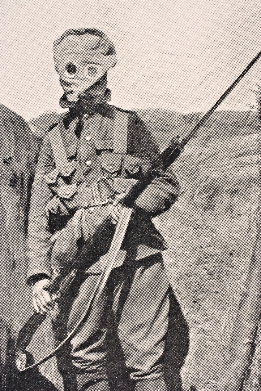 Kanadensisk soldat som bär en gasmask 1915, från "The War Illustrated Album de Luxe", publicerad i London, 1916 av English School