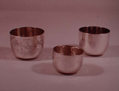 Samling av tumlare: London, 1665; Leeds, 1690; London, 1690 (silver) av English School