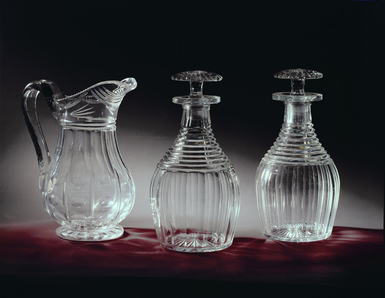 Karaffar och kanna i glas, ca 1840 av English School