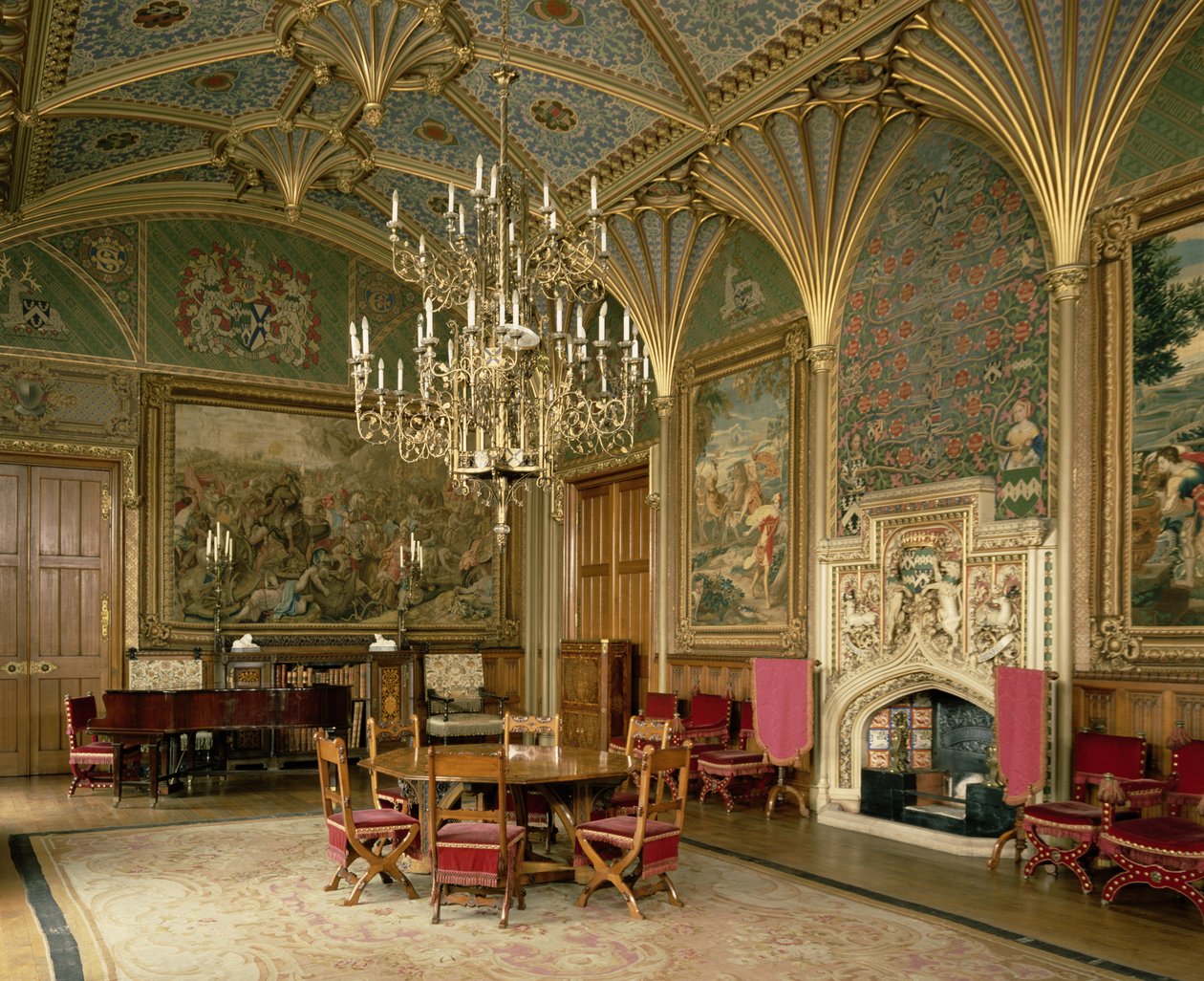Eastnor Castle, Herefordshire: salongen, med möbler designade av Pugin, ca 1840 av English School