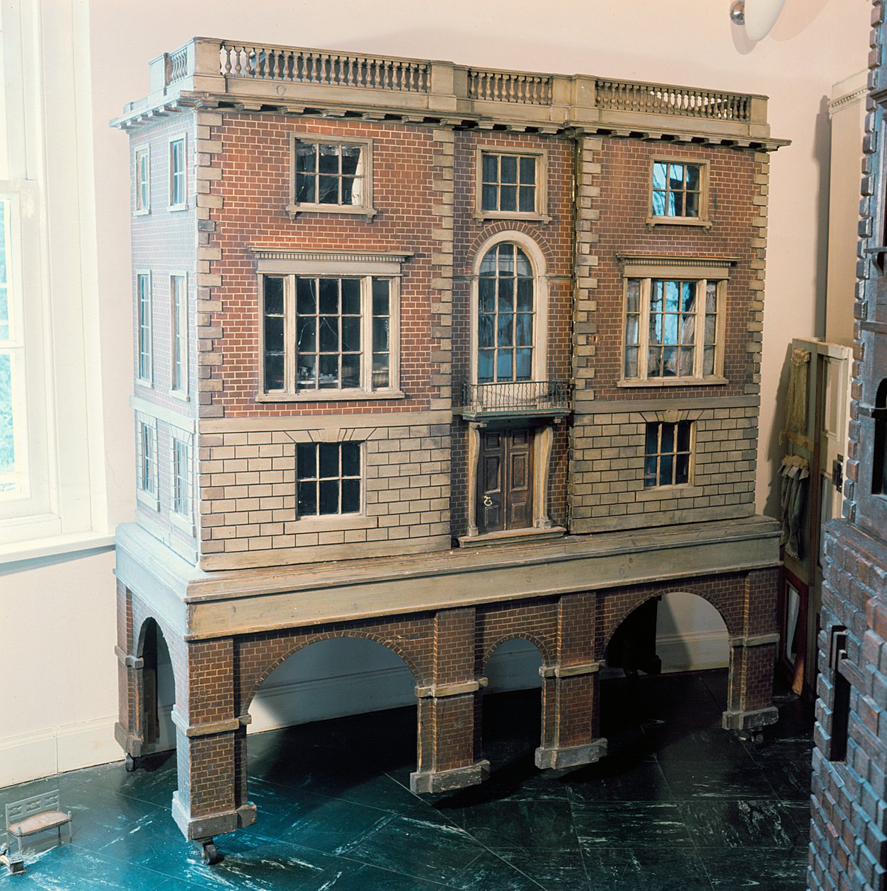 Engelska dockhus med balustrade med balkong, ca 1775 av English School