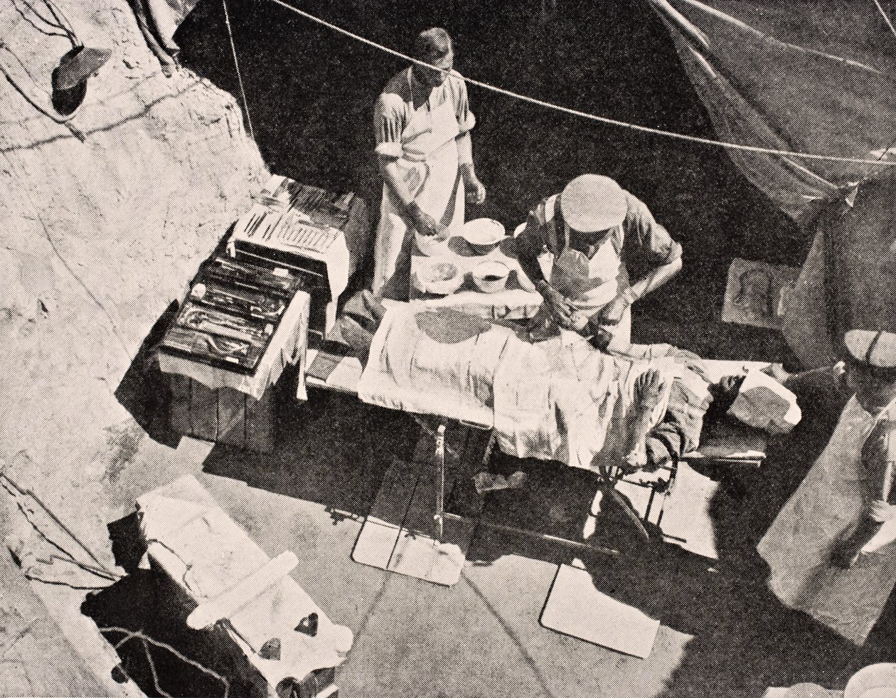 Fältkirurgi på Gallipolihalvön, Turkiet, 1915, från "The War Illustrated Album deLuxe", publicerat i London 1916. av English School