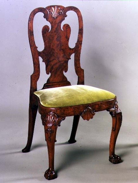 George I sidostol med skalskärning och cabrioleben, ca 1720 (valnöt) av English School