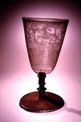 Bägare graverad av Anthony de Lisle, tillskriven Giacomo Verzelini, 1577 (glas) av English School
