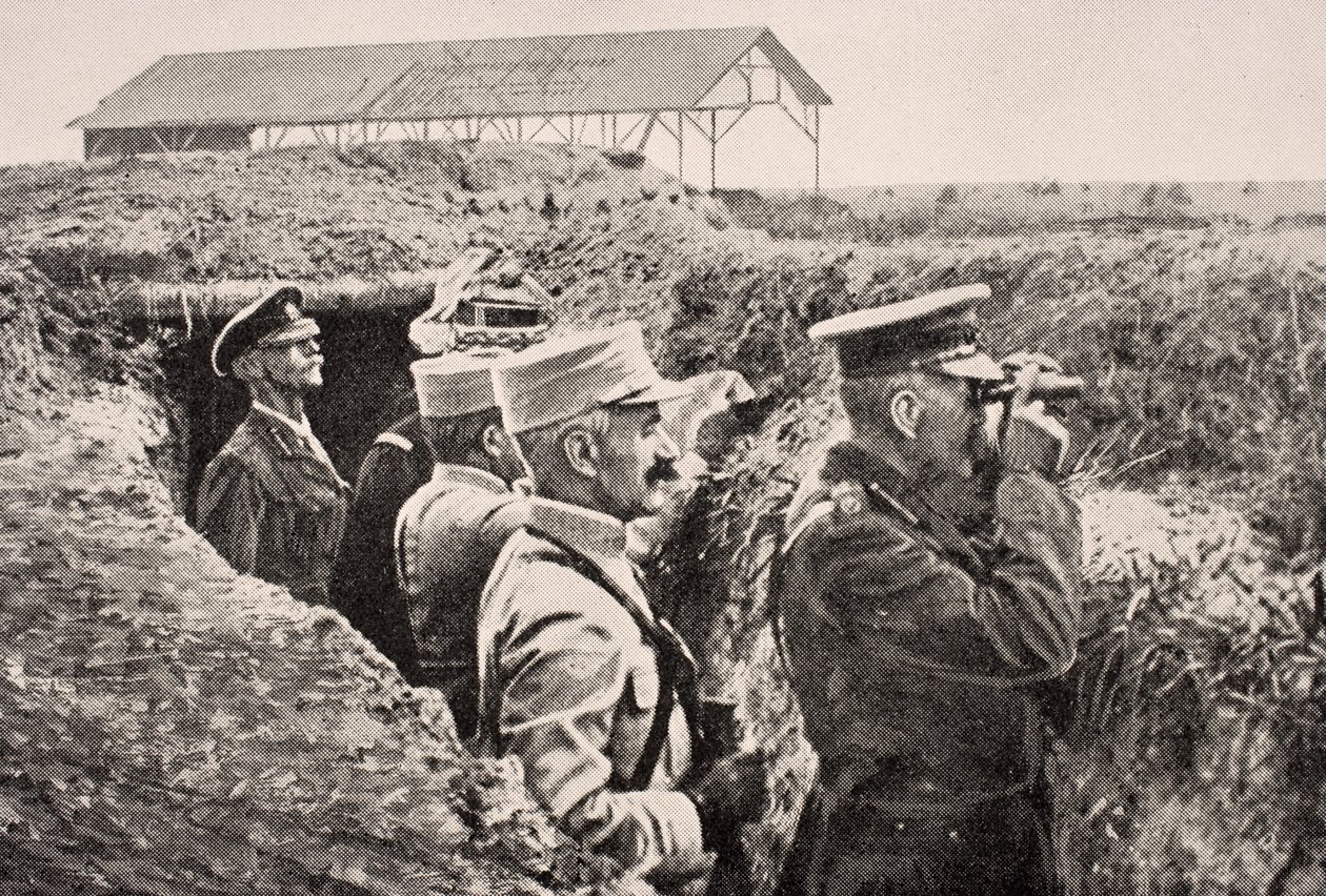 Lord Kitchener med kikare tillsammans med general Joffre i en skyttegrav på västfronten, augusti 1915, från "The War Illustrated Album deLuxe", publicerat i London 1916. av English School