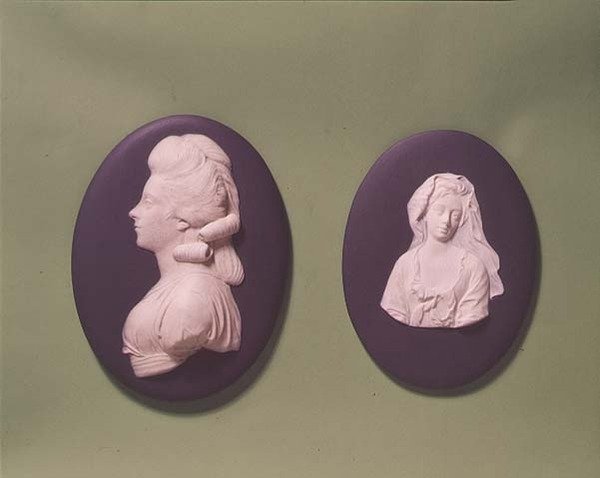 Medaljonger av Lady Walpole och hertiginnan av Devonshire, ca 1850 (jasperware) av English School