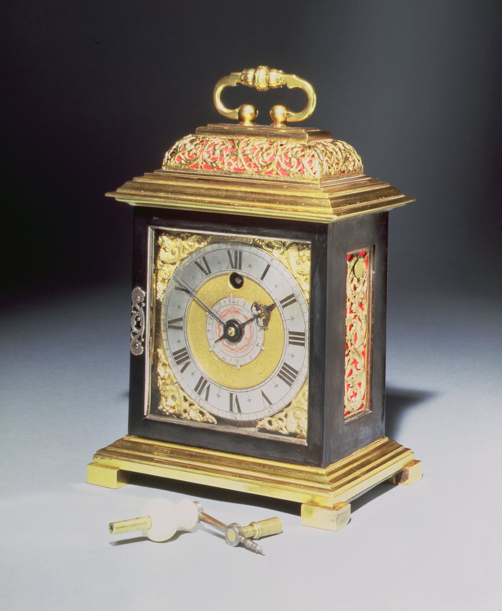 Miniatyrfästeklocka med blånande stål- och förgylld metallboett av Thomas Tompion (1639-1713), ca 1710 av English School