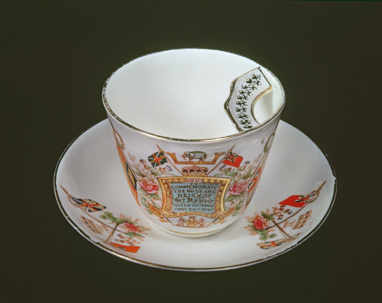 Kopp med mustasch till minne av Victorias diamantjubileum, 1897 (keramik) av English School