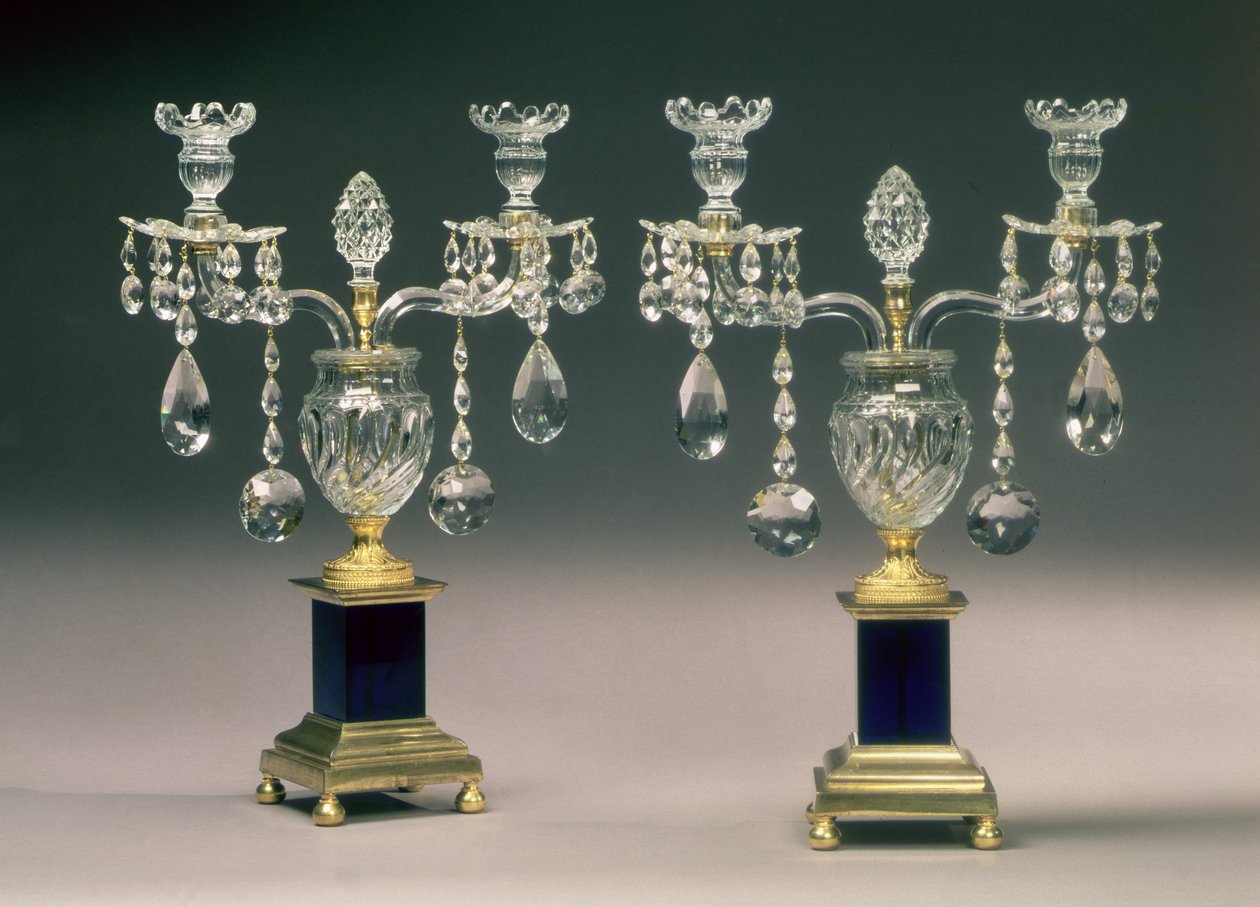 Ett par George III ormolu-monterade kandelabrar, ca 1780 (slipat glas) av English School