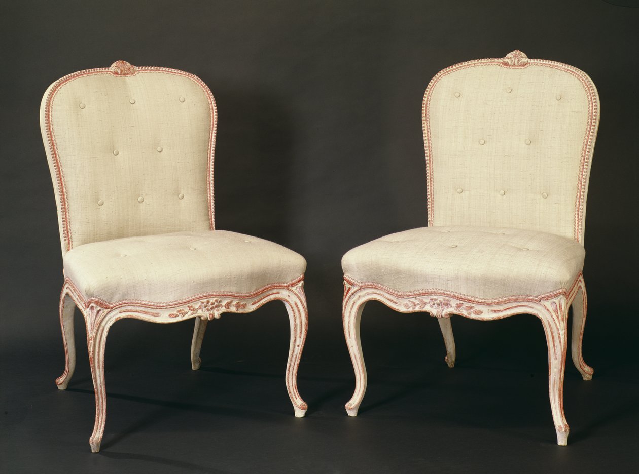 Ett par vitmålade Hepplewhite stolar på fransk manér, ca 1775 av English School