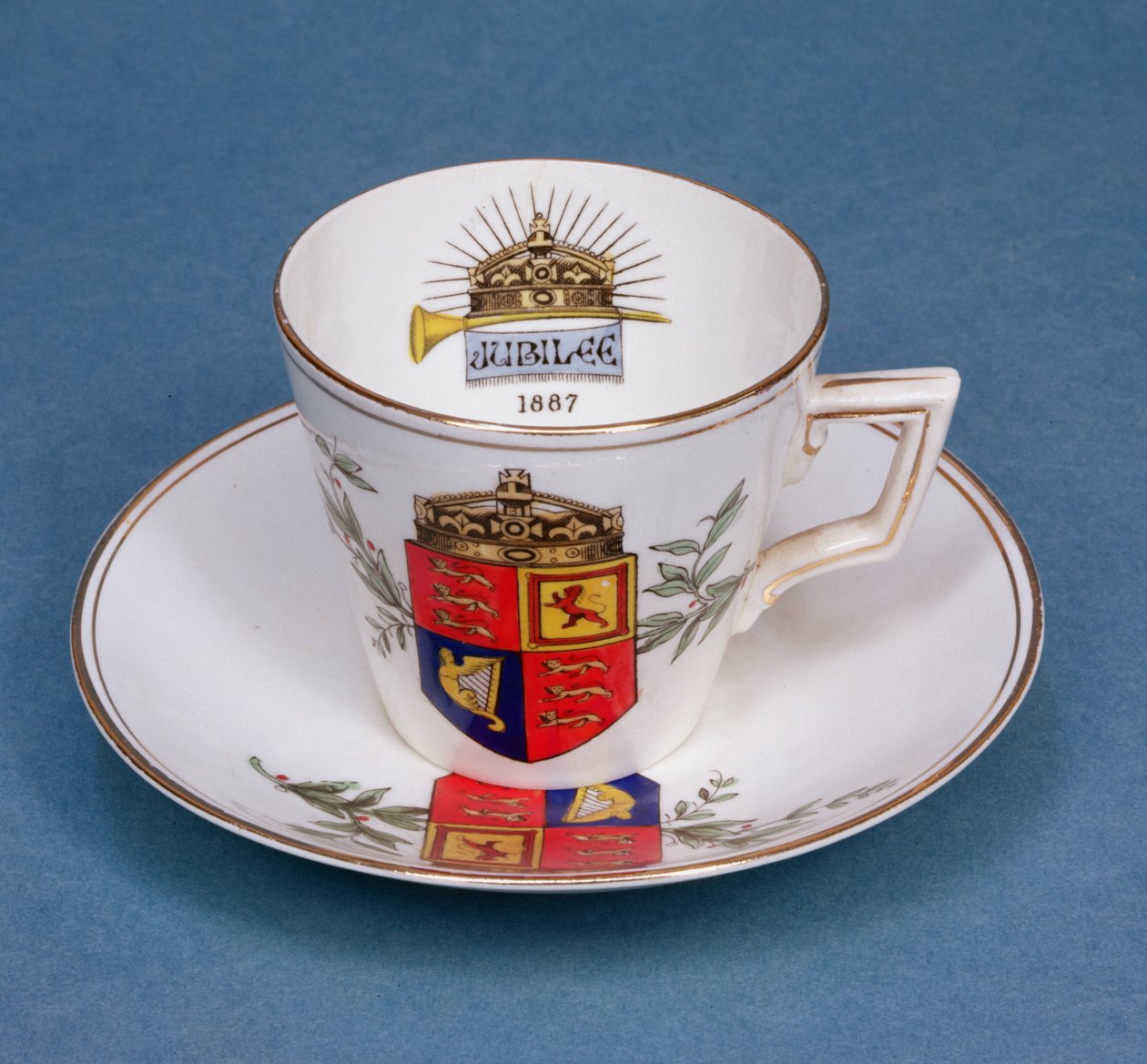 Plymouth porslinskopp och fat till minne av drottning Victorias jubileum, 1887 (porslin) av English School