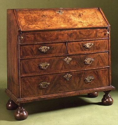 Queen Anne-byrå med bullfötter, ca 1710 (valnöt) av English School
